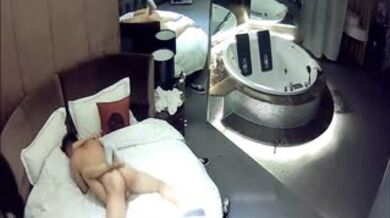 豪华套房偷拍漂亮短发美女被男友各种姿势快速抽插,妹子这小身板抱着操是太爽了[390MB]的的!